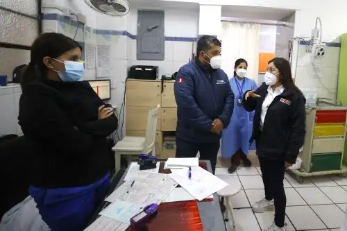 La titular de Salud desarrolló una visita sorpresa en el hospital Hipólito Unanue, donde visitó las diferentes áreas del establecimiento y escuchó las demandas de los pacientes. Foto: ANDINA/Vidal Tarqui