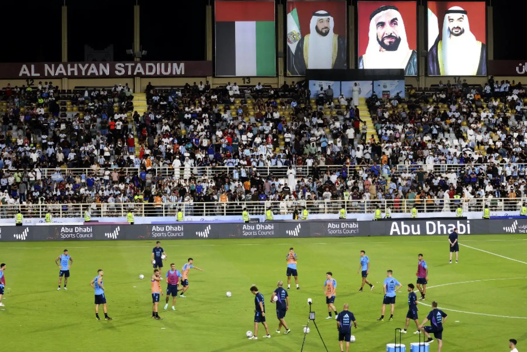 Los jugadores de la selección argentina de fútbol asisten a un campo de entrenamiento en Abu Dhabi antes de la Copa Mundial de la FIFA Qatar 2022, en el Estadio Nahyan. Foto: AFP