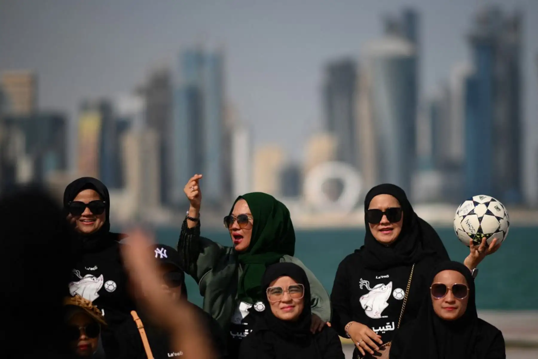Los fanáticos de Indonesia posan para una foto cerca del paseo marítimo en Doha el 14 de noviembre de 2022, antes del torneo de fútbol de la Copa Mundial de Qatar 2022. Foto: AFP