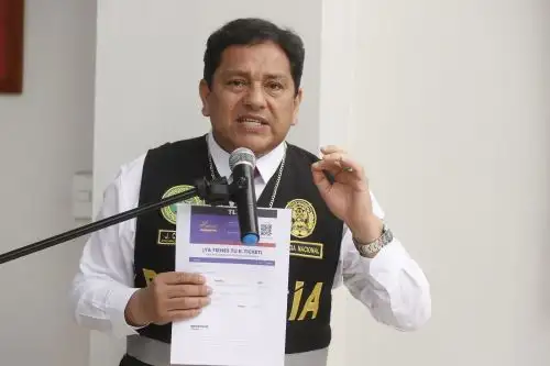 El jefe de la División de Investigación de Estafas de la PNP, coronel José Cruz recomienda no comprar a revendedores. Foto: ANDINA/Vidal Tarqui