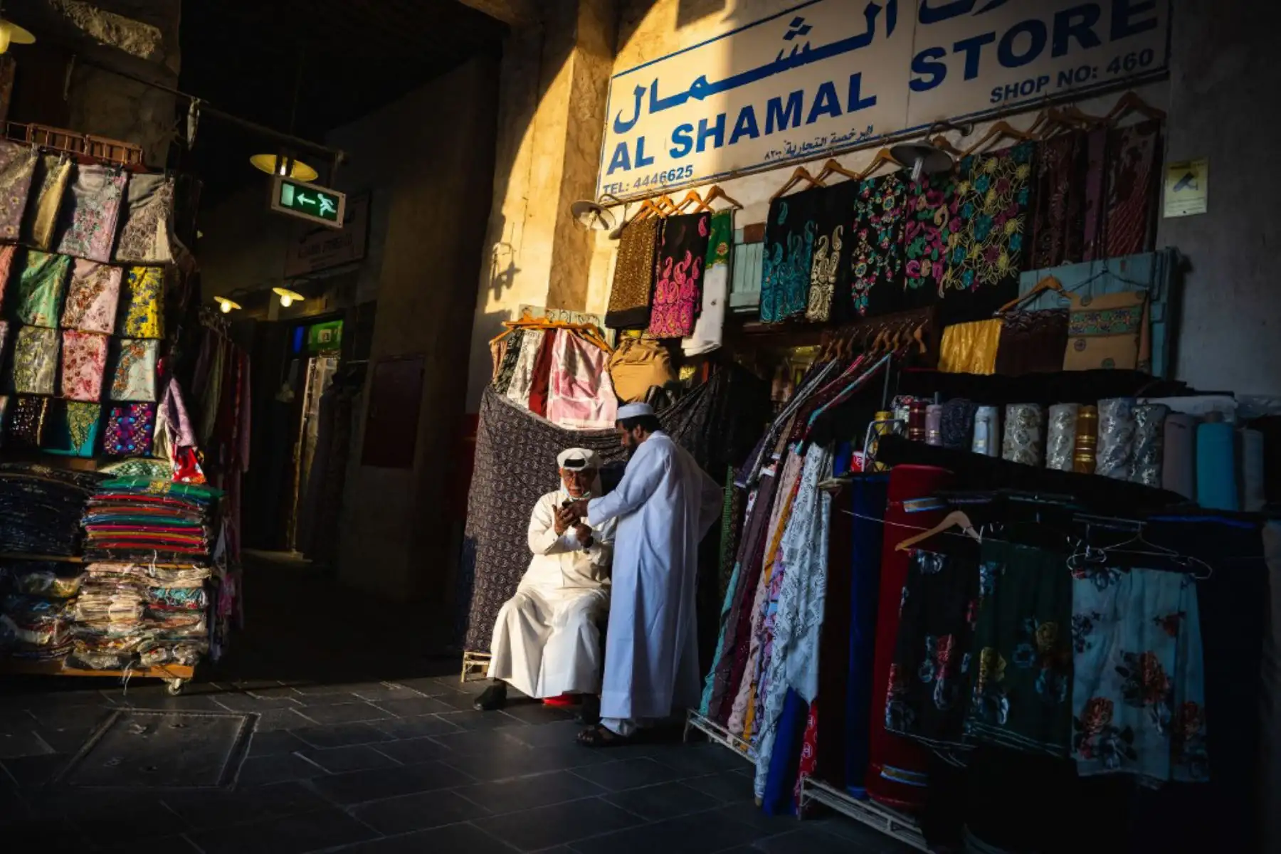 Vendedores conversan en el mercado de Souq Waqif en Doha el 14 de noviembre de 2022, antes del torneo de fútbol de la Copa Mundial de Qatar 2022. Foto: AFP