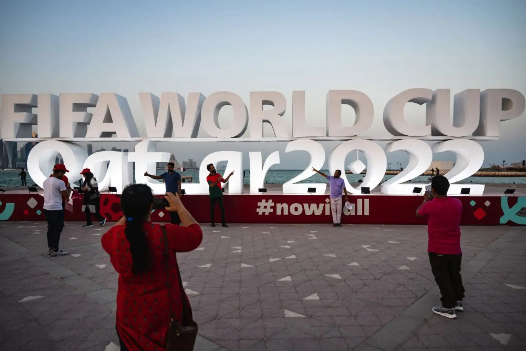 La gente toma fotos del letrero de la Copa Mundial en Doha el 14 de noviembre de 2022, antes del torneo de fútbol de la Copa Mundial Qatar 2022. Foto: AFP