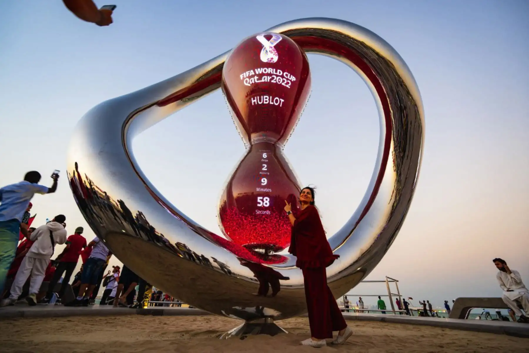 La gente se reúne para tomar fotos alrededor del reloj de cuenta regresiva de la Copa Mundial en Doha el 14 de noviembre de 2022, antes del torneo de fútbol de la Copa Mundial Qatar 2022. Foto: AFP