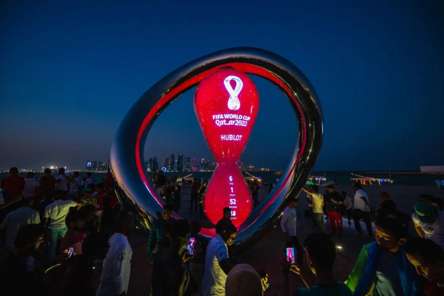 La gente se reúne para tomar fotos alrededor del reloj de cuenta regresiva de la Copa Mundial en Doha el 14 de noviembre de 2022, antes del torneo de fútbol de la Copa Mundial Qatar 2022. Foto: AFP