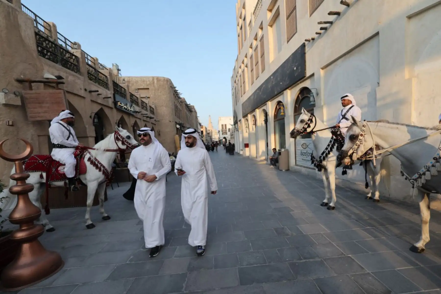 Las personas se muestran en Souq Waqif en Doha, antes del torneo de fútbol de la Copa Mundial de Qatar 2022. Foto: AFP