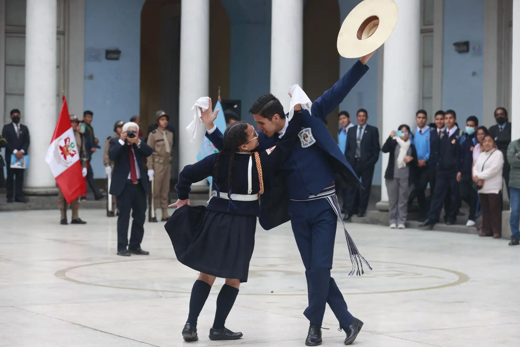 Exalumno del Guadalupe rinde homenaje a su colegio con una marinera norteña. . Foto: ANDINA/Melina Mejía