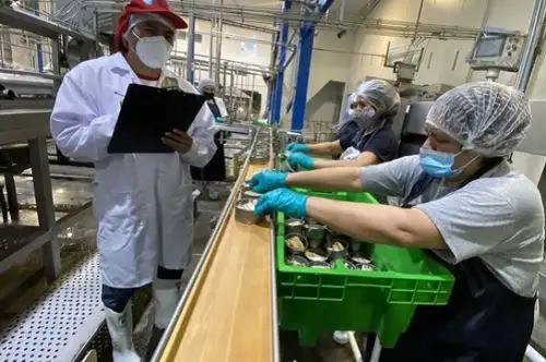 Supervisión de Sanipes en planta procesadora de productos marinos. Cortesía
