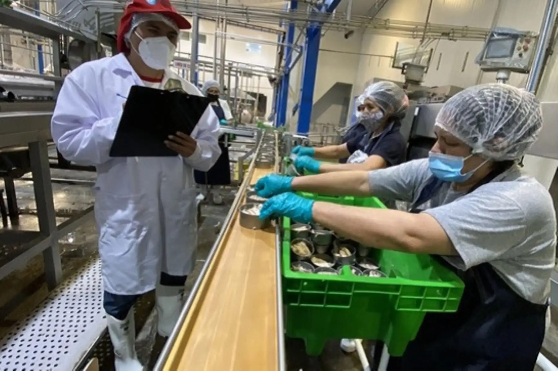 Supervisión de Sanipes en planta procesadora de productos marinos. Cortesía