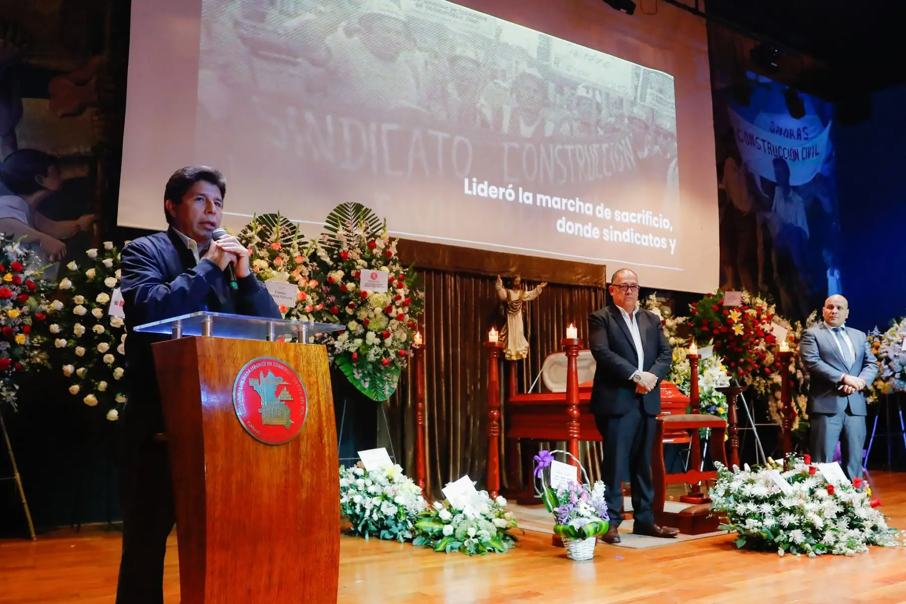 Presidente Castillo acude a velorio de exdirigente de la CGTP, Mario Huamán