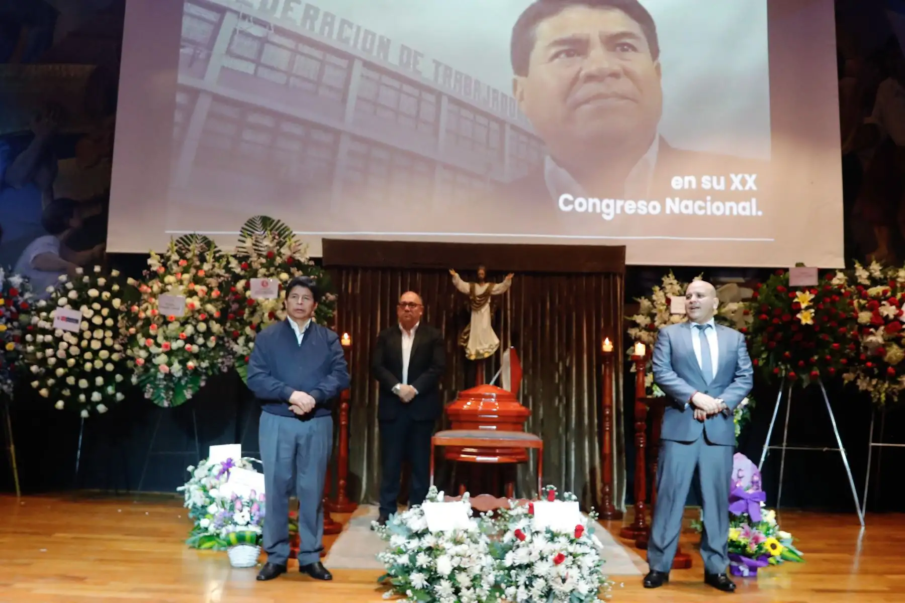 El presidente de la República, Pedro Castillo, acudió esta tarde al velorio del exdirigente de la Confederación General de Trabajadores del Perú (CGTP), Mario Huamán. Foto: ANDINA/Prensa Presidencia