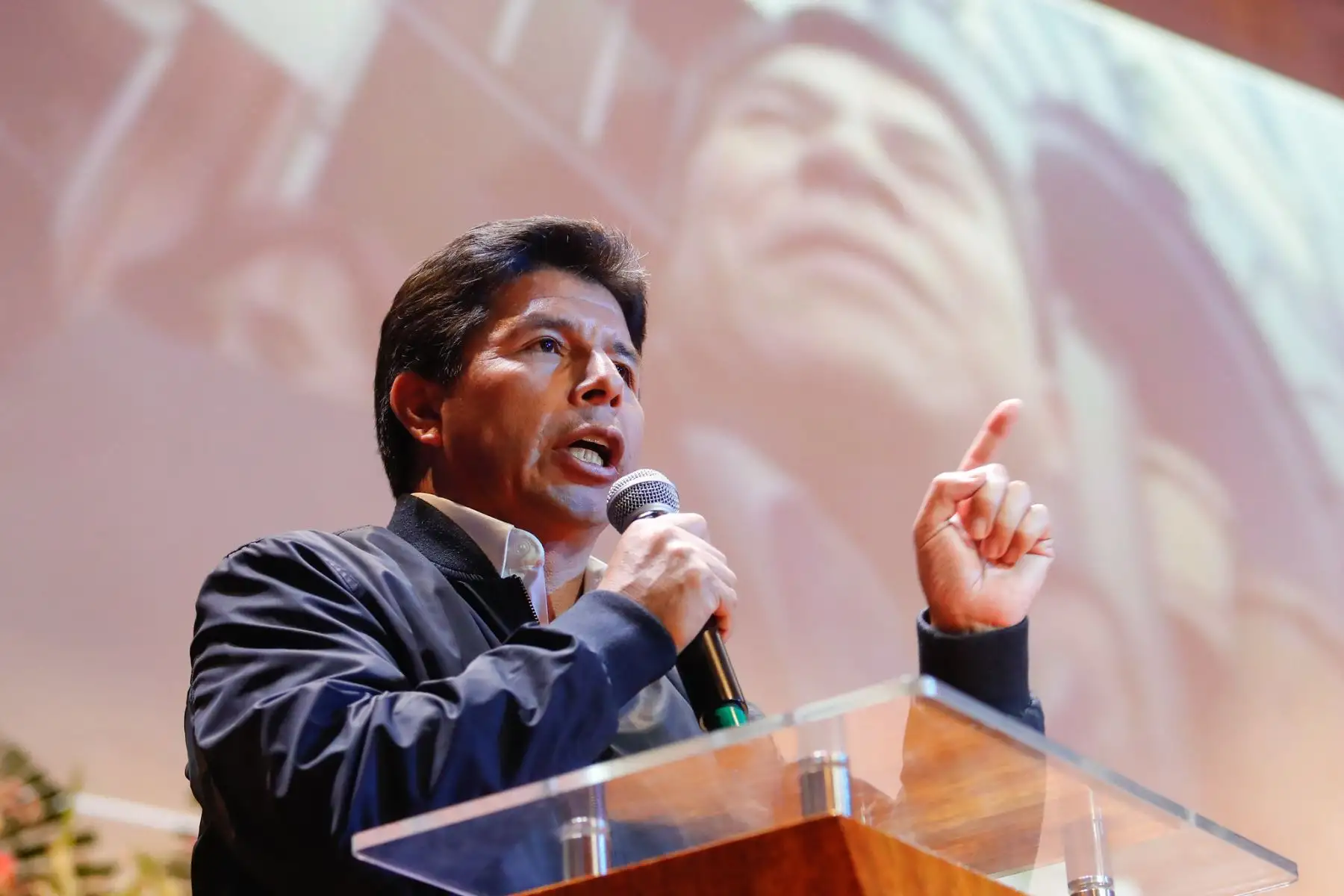 El presidente de la República, Pedro Castillo, acudió esta tarde al velorio del exdirigente de la Confederación General de Trabajadores del Perú (CGTP), Mario Huamán. Foto: ANDINA/Prensa Presidencia