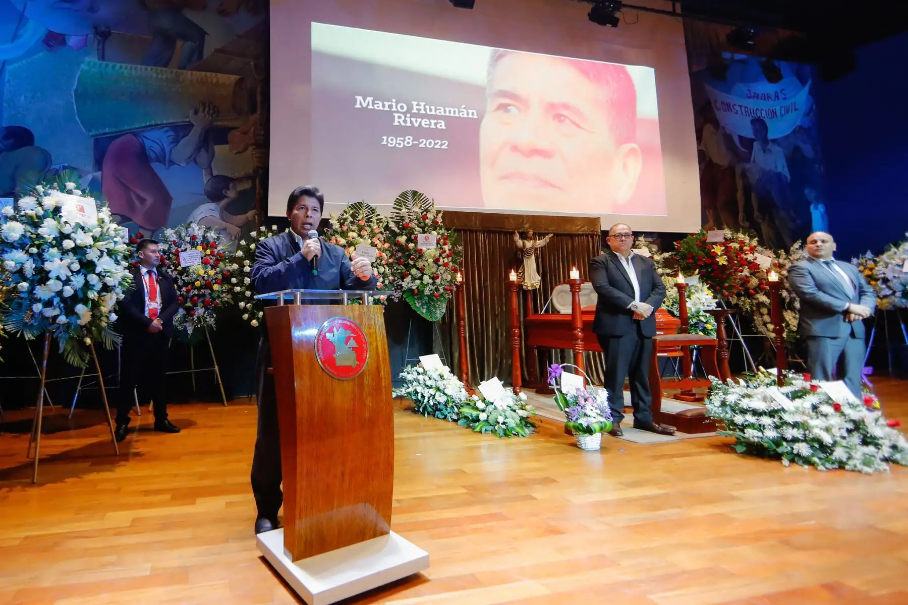 El presidente de la República, Pedro Castillo, acudió esta tarde al velorio del exdirigente de la Confederación General de Trabajadores del Perú (CGTP), Mario Huamán. Foto: ANDINA/Prensa Presidencia