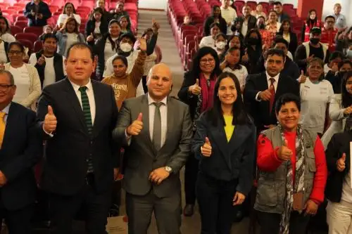 Ministro de Trabajo y Promoción del Empleo, Alejandro Salas Zegarra, entregó certificados de competencias laborales a las integrantes de las ollas comunes. Foto: Cortesía.