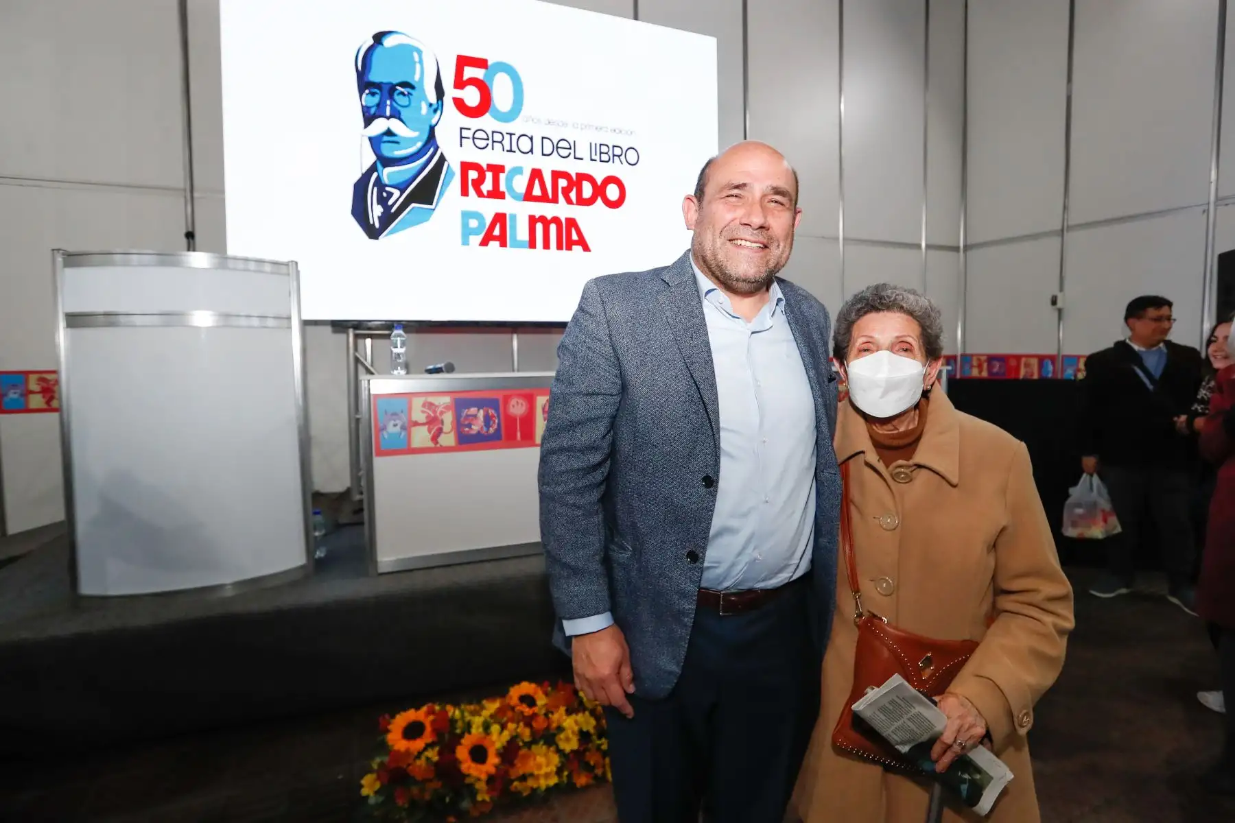 El escritor Jorge Balarezo Rengifo presentó esta noche su poemario titulado 