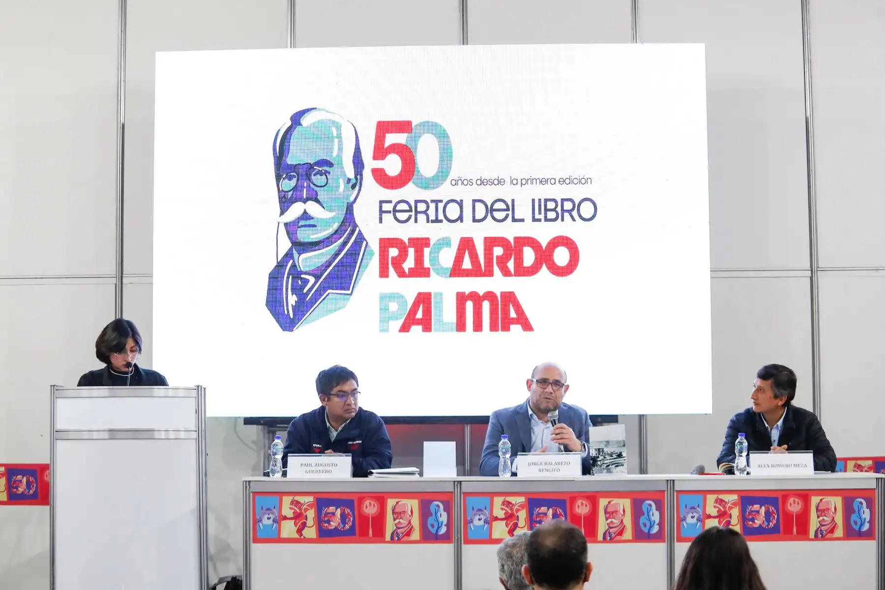 El escritor Jorge Balarezo Rengifo presentó esta noche su poemario titulado 