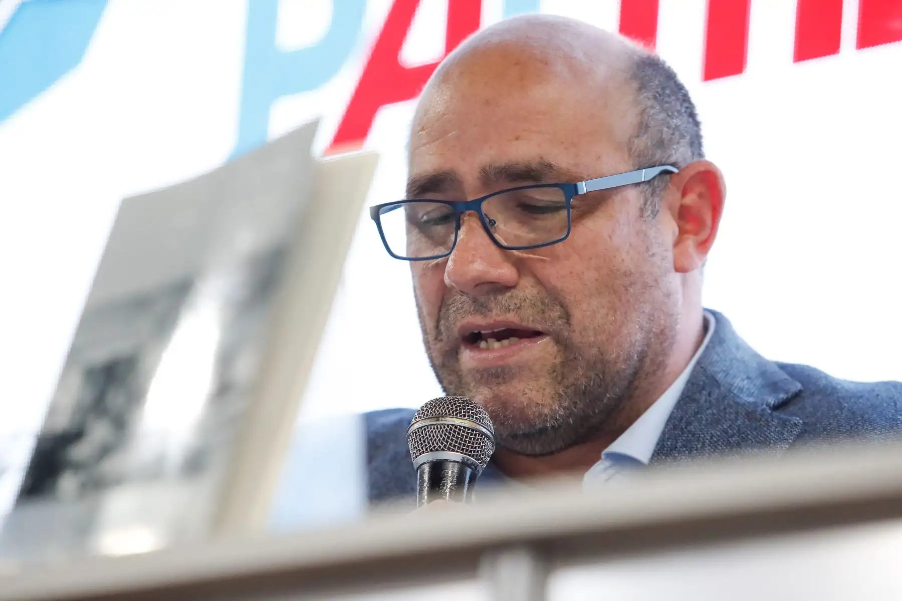 El escritor Jorge Balarezo Rengifo presentó esta noche su poemario titulado 