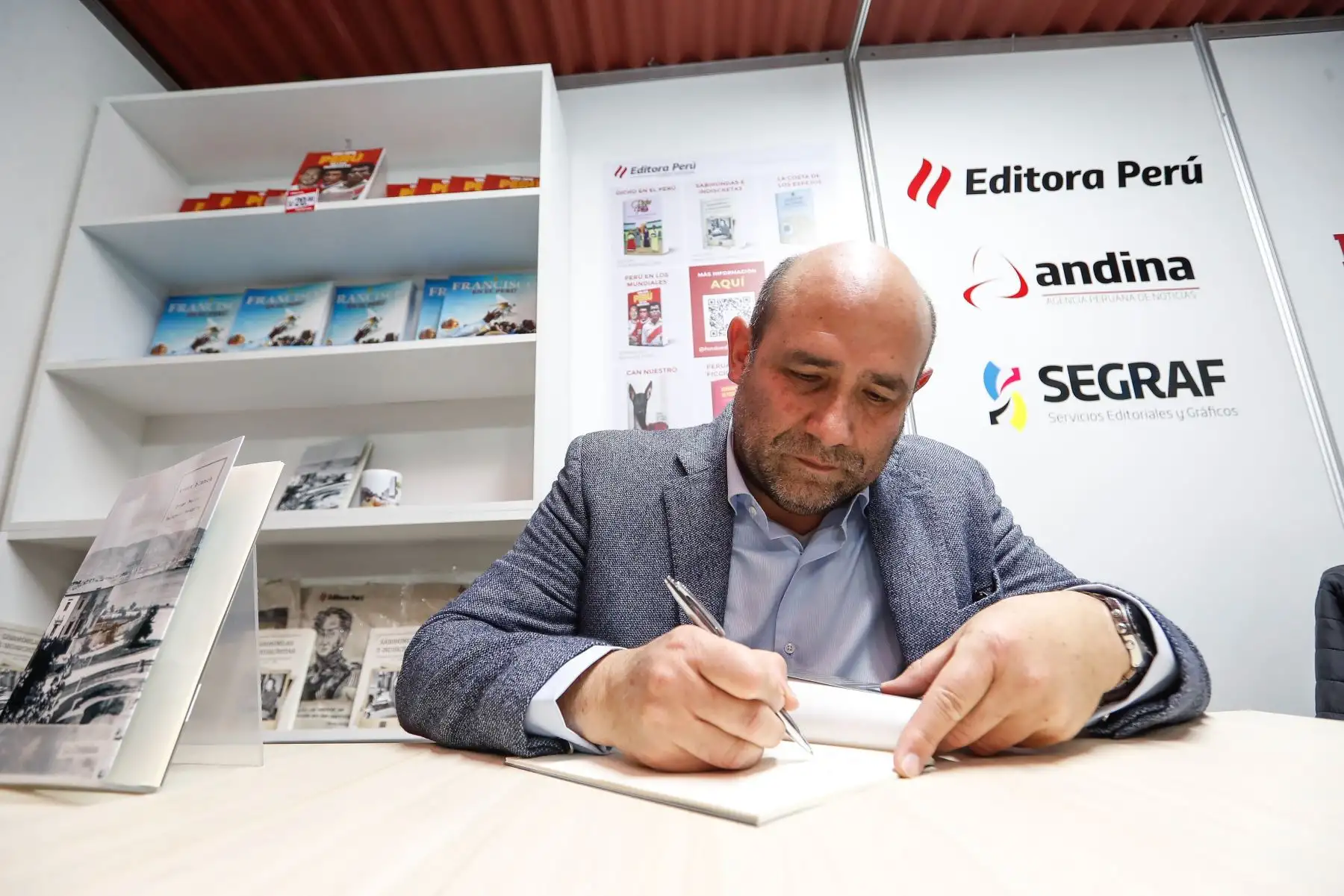 El escritor Jorge Balarezo Rengifo presentó esta noche su poemario titulado 