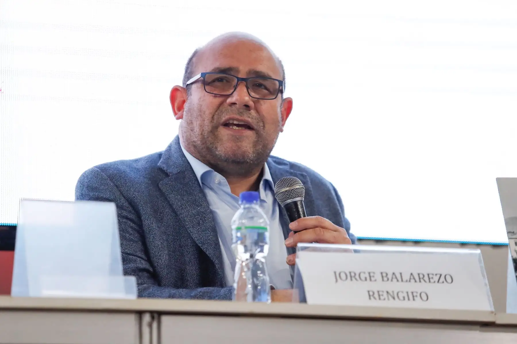El escritor Jorge Balarezo Rengifo presentó esta noche su poemario titulado 