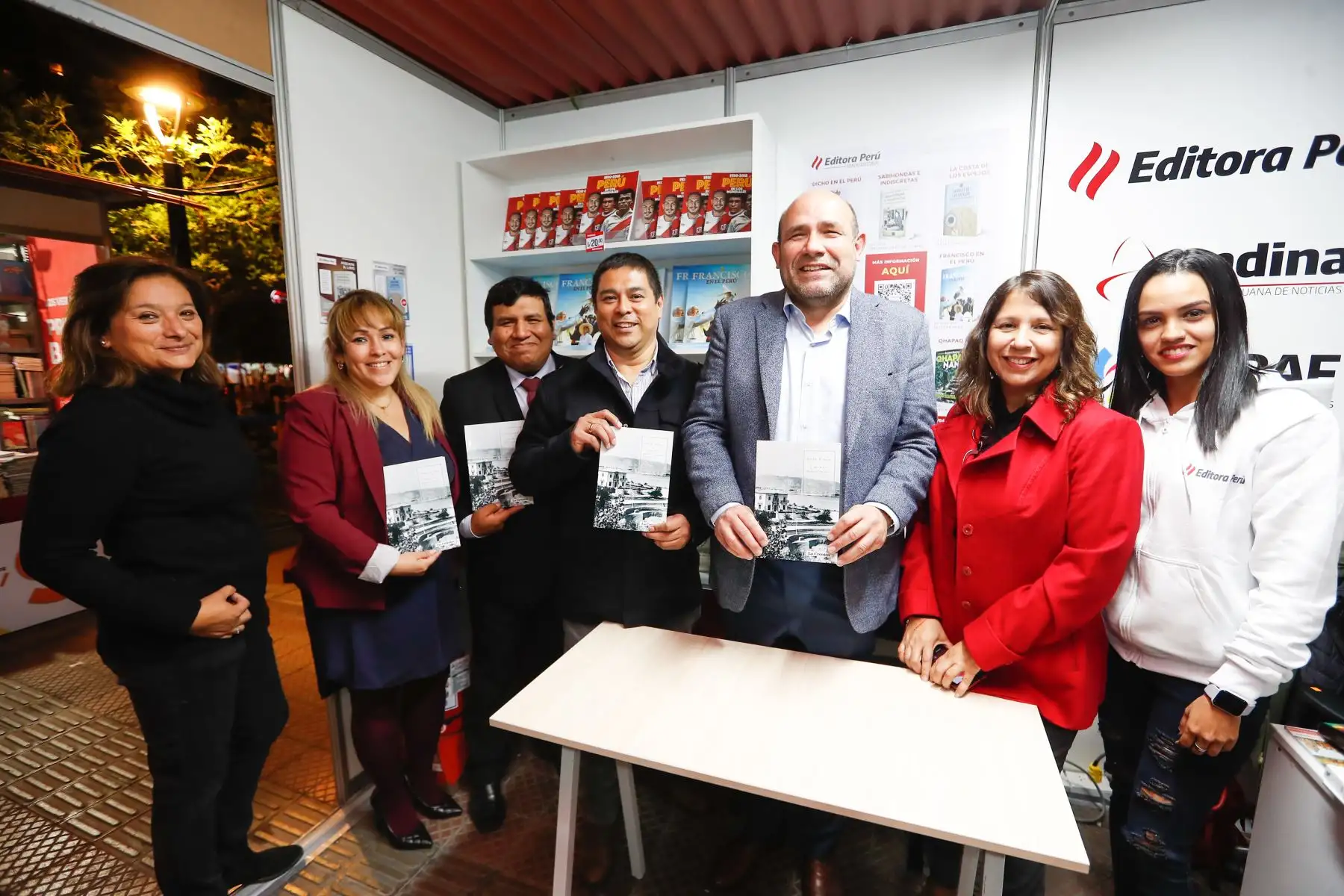 El escritor Jorge Balarezo Rengifo presentó esta noche su poemario titulado 