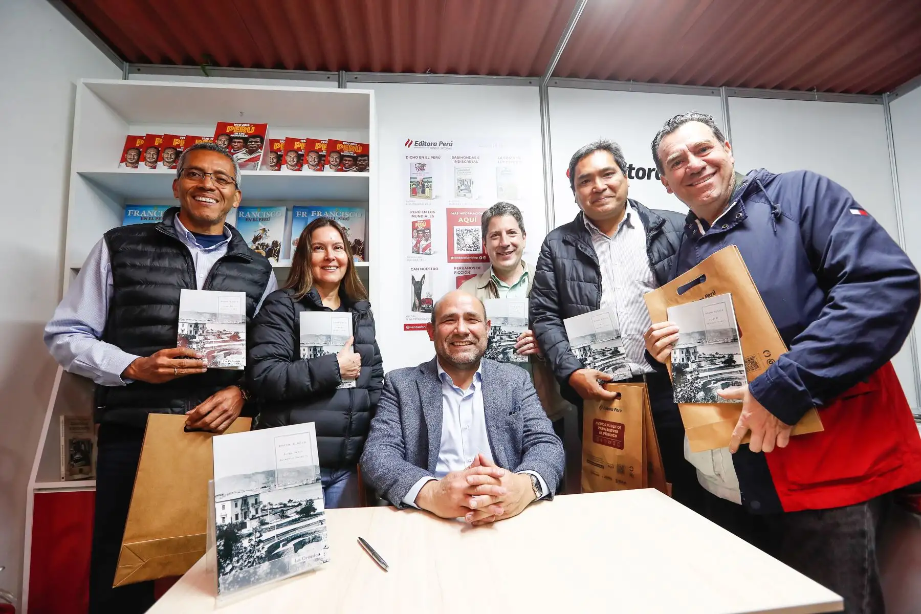 El escritor Jorge Balarezo Rengifo presentó esta noche su poemario titulado 