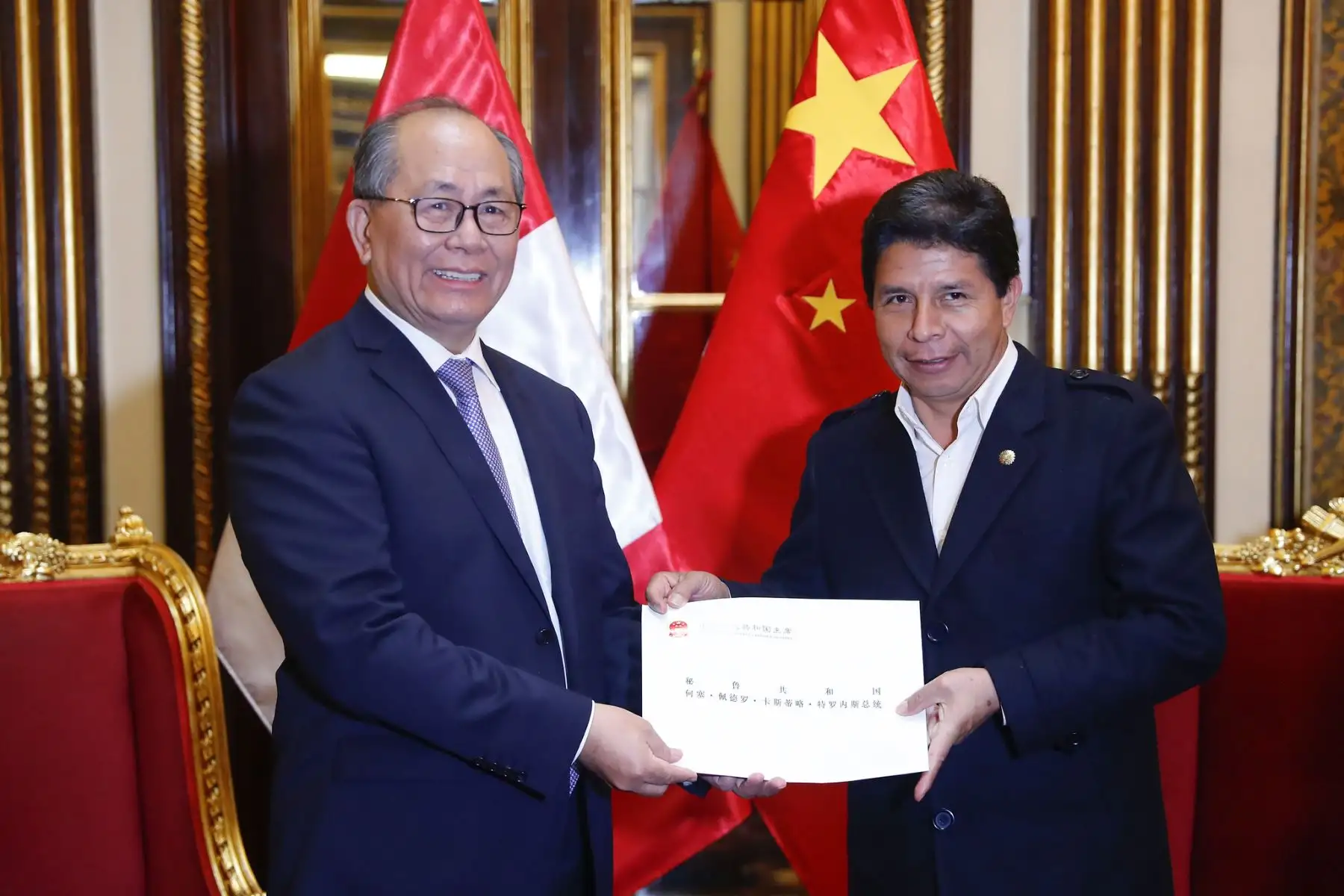 El presidente de la República, Pedro Castillo, sostiene reunión con el representante Especial del Gobierno Chino para Asuntos de América Latina y el Caribe, Qiu Xiaoqi, en Palacio de Gobierno. Foto: ANDINA/Prensa Presidencia