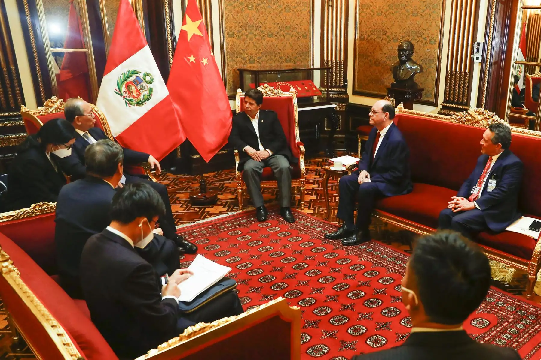 El presidente de la República, Pedro Castillo, sostiene reunión con el representante Especial del Gobierno Chino para Asuntos de América Latina y el Caribe, Qiu Xiaoqi, en Palacio de Gobierno. Foto: ANDINA/Prensa Presidencia