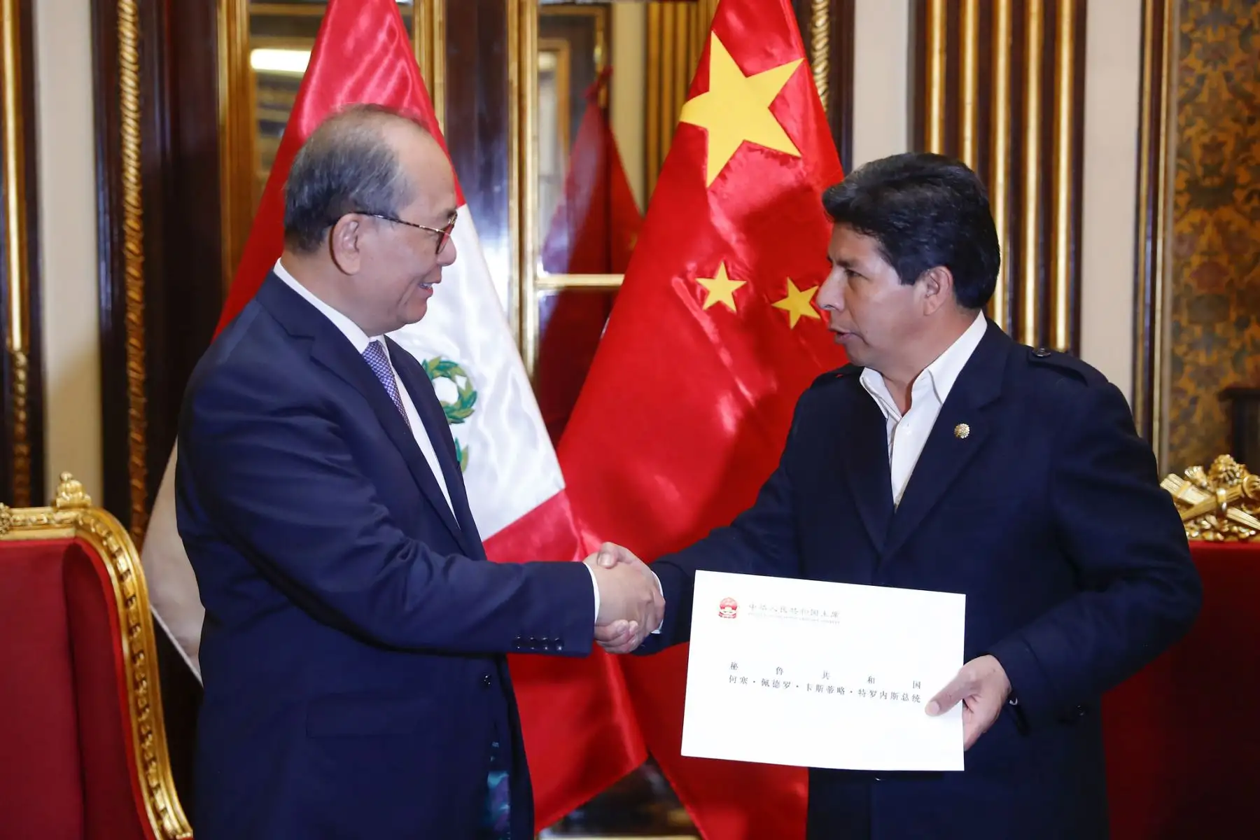 El presidente de la República, Pedro Castillo, sostiene reunión con el representante Especial del Gobierno Chino para Asuntos de América Latina y el Caribe, Qiu Xiaoqi, en Palacio de Gobierno. Foto: ANDINA/Prensa Presidencia