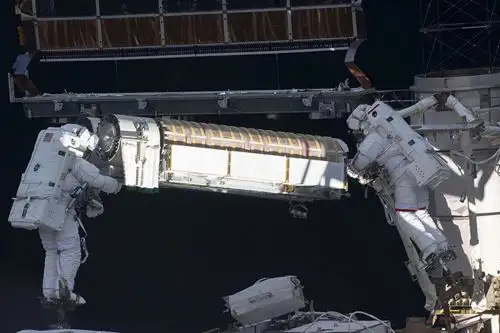 Los astronautas de la NASA saldrán de la estación espacial el martes para realizar una caminata espacial y continuar mejorando el sistema de generación de energía de la estación. Foto: NASA