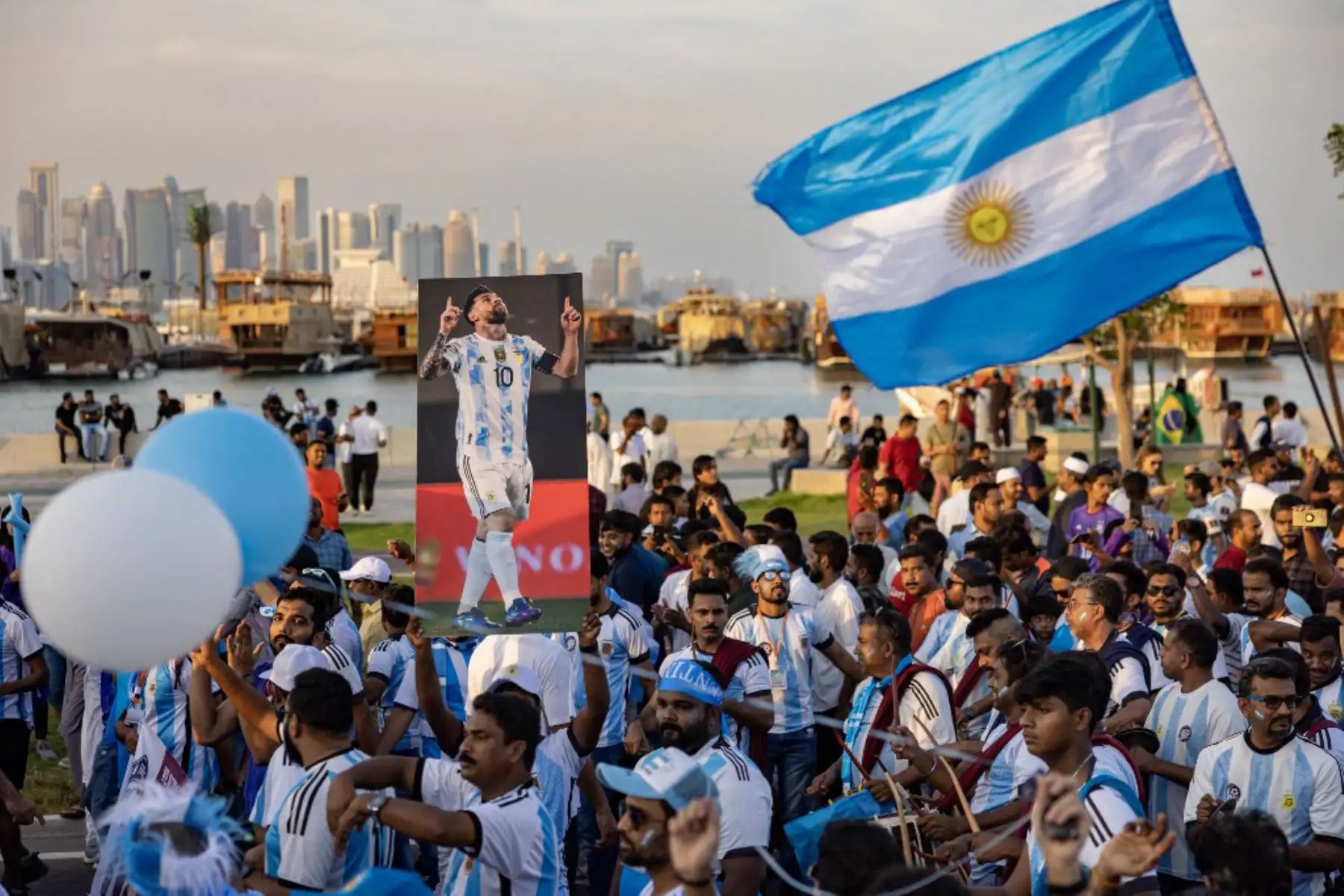 Los fanáticos del fútbol que apoyan a Argentina animan en un paseo marítimo en Doha, antes del torneo de fútbol de la Copa Mundial de la FIFA Qatar 2022. Foto: AFP