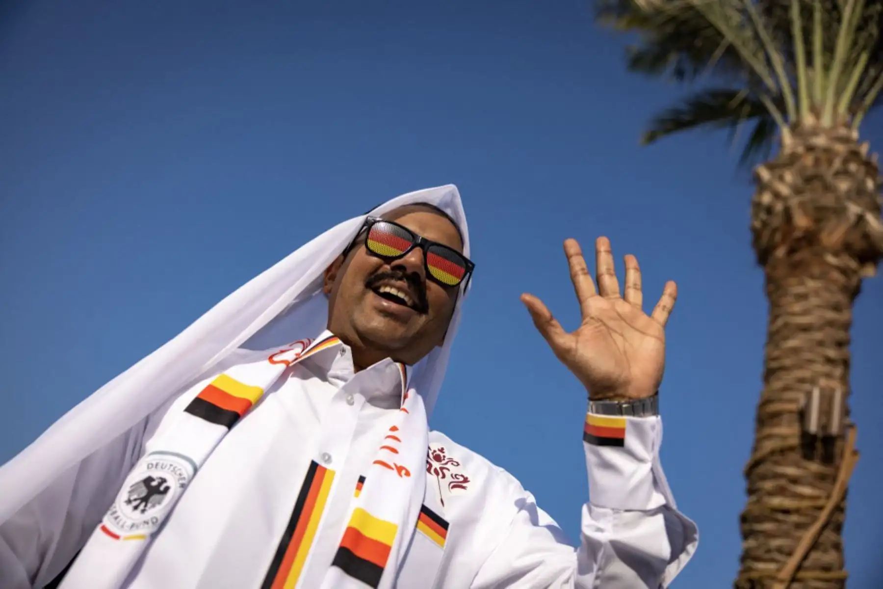 Un fanático del fútbol apoya a Alemania, antes del torneo de fútbol de la Copa Mundial de la FIFA Qatar 2022. Foto: AFP