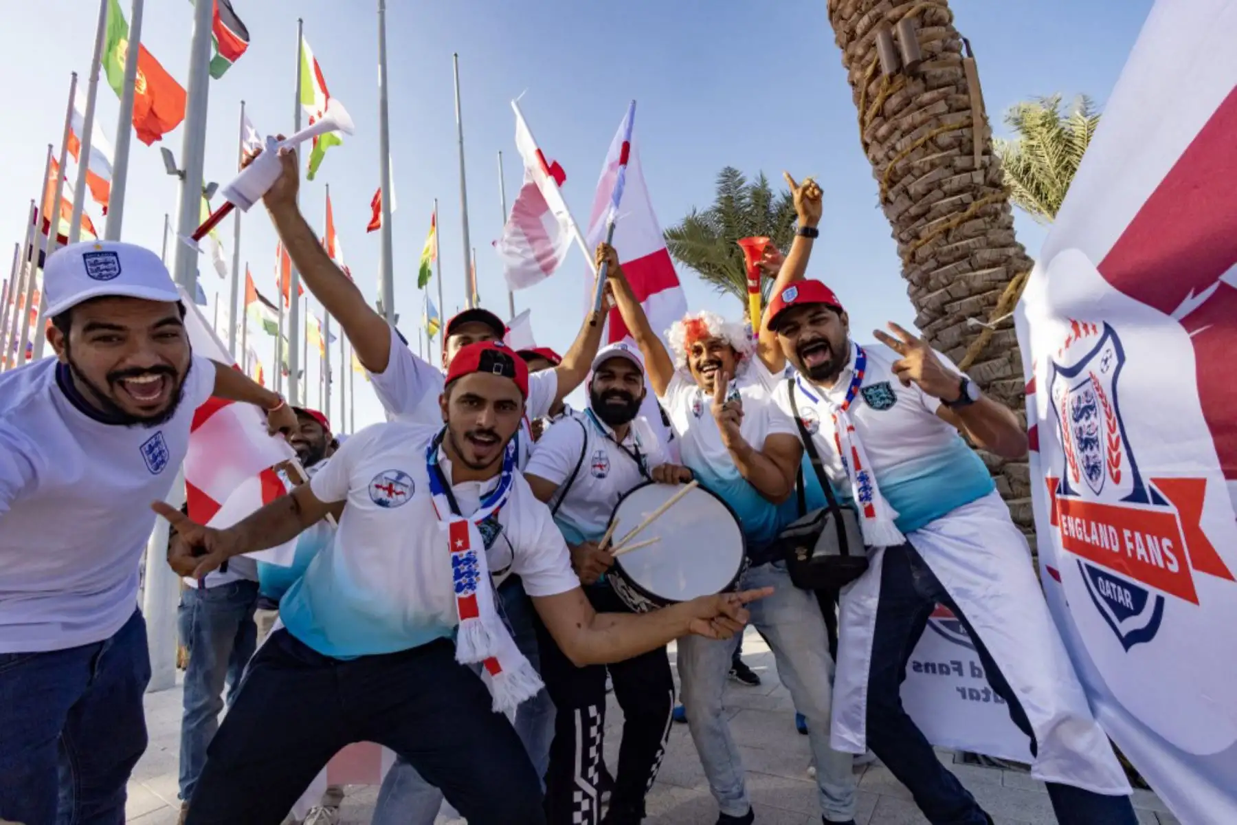 Los fanáticos del fútbol que apoyan a Inglaterra animan en Doha, antes del torneo de fútbol de la Copa Mundial de la FIFA Qatar 2022. Foto: AFP