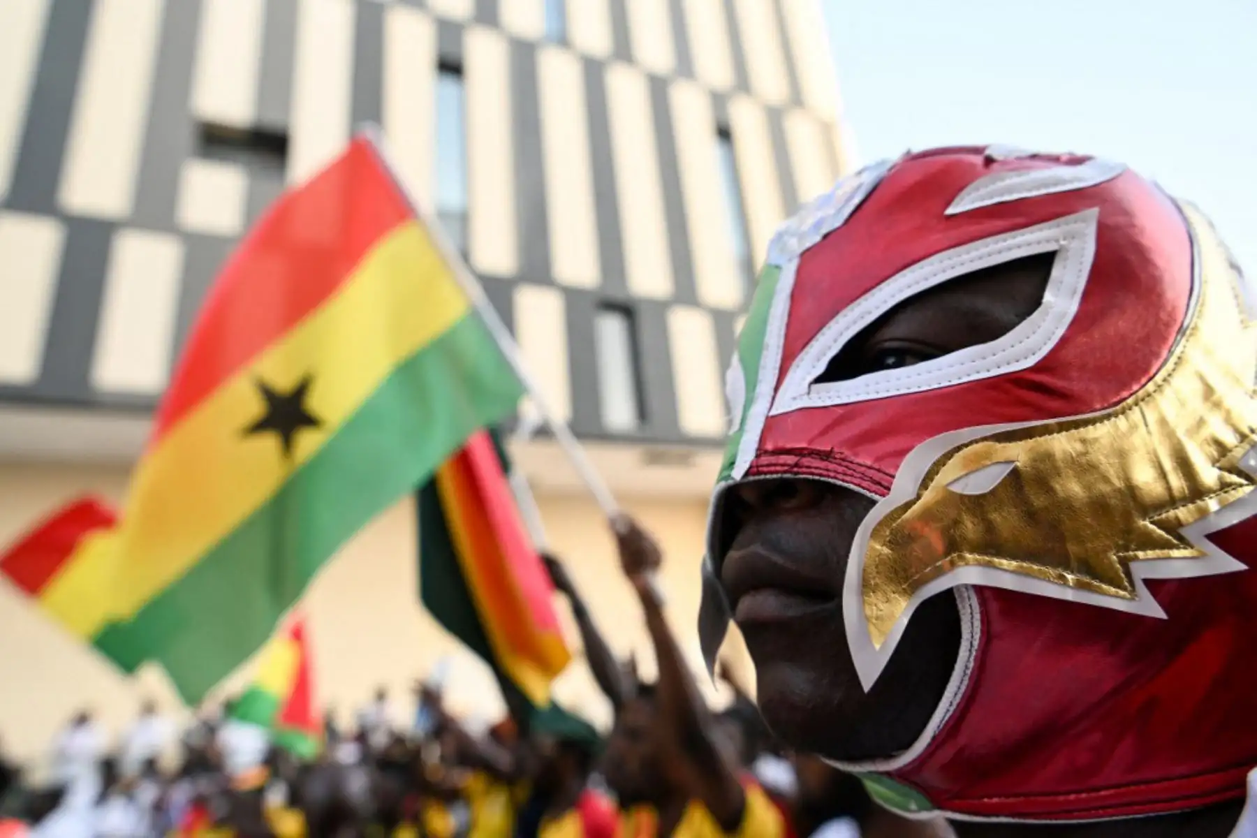 Un aficionado de Ghana aplaude en Lusail, antes del torneo de fútbol de la Copa Mundial de la FIFA Qatar 2022. Foto: AFP