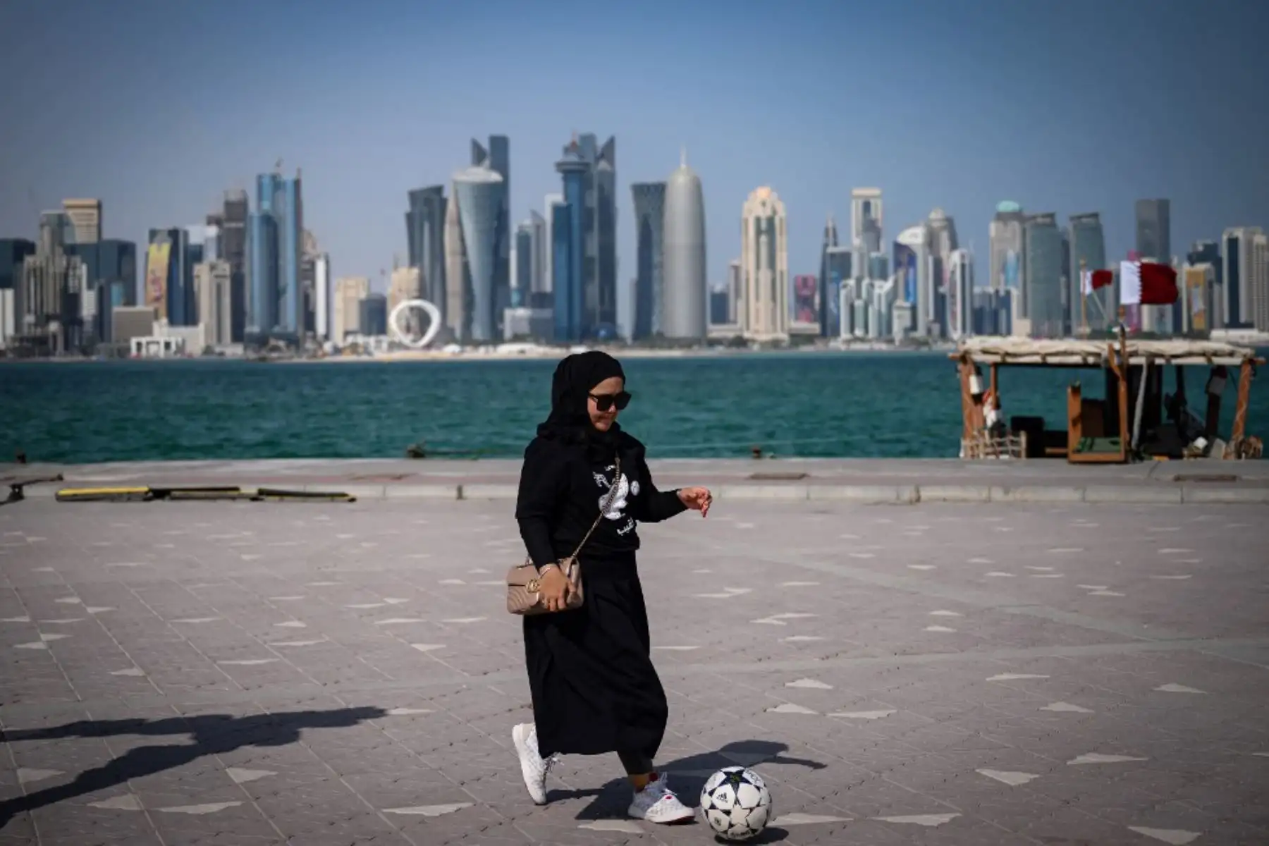 Un aficionado de Indonesia juega al fútbol a lo largo del paseo marítimo de Doha, antes del torneo de fútbol de la Copa Mundial de Qatar. Foto: AFP
