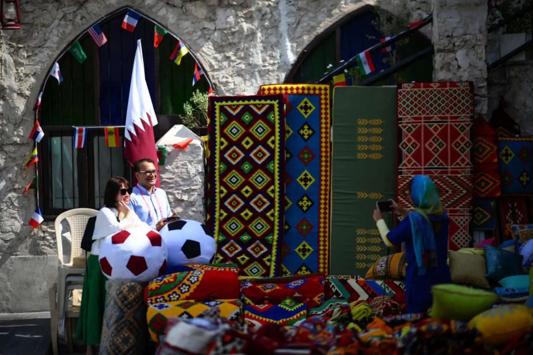 Los fanáticos posan para una foto en el Souq Waqif en Doha, antes del torneo de fútbol de la Copa Mundial de Qatar 2022. Foto: AFP