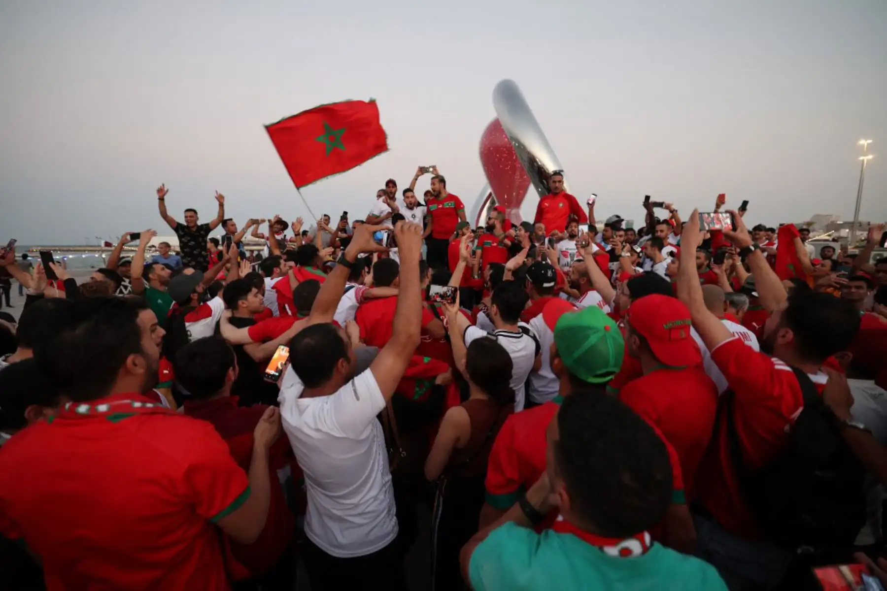 Los seguidores de Marruecos se reúnen cerca del reloj de cuenta regresiva de la Copa del Mundo en Doha, antes del torneo de fútbol de la Copa del Mundo de Qatar 2022. Foto: AFP