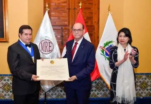 Canciller César Landa condecora a Juan Olivas por protección y asistencia a peruanos en Ucrania.