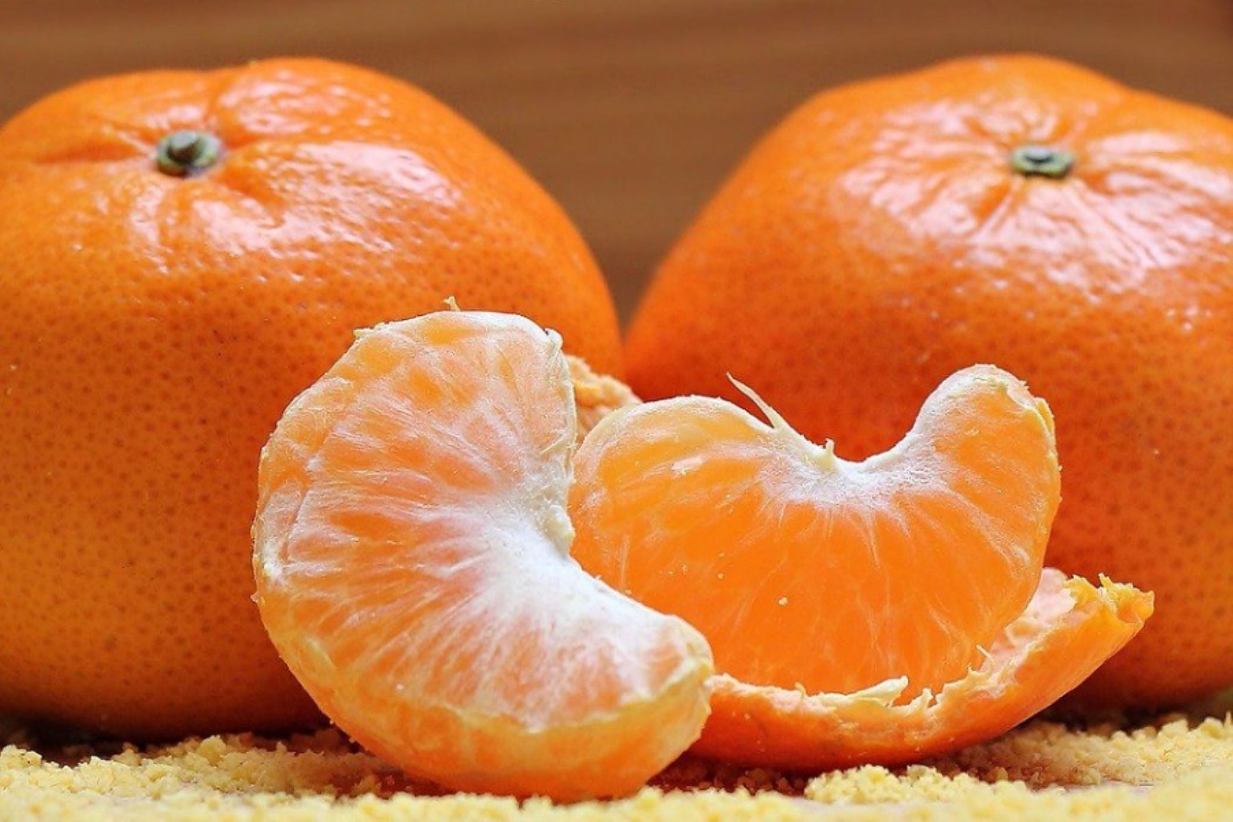 La mandarina destaca por su elevada concentración de vitamina C, antioxidantes, minerales y otros importantes nutrientes que mejoran el funcionamiento de nuestro organismo y fortalecen el sistema inmune para prevenir y enfrentar mejor a diversas enfermedades.