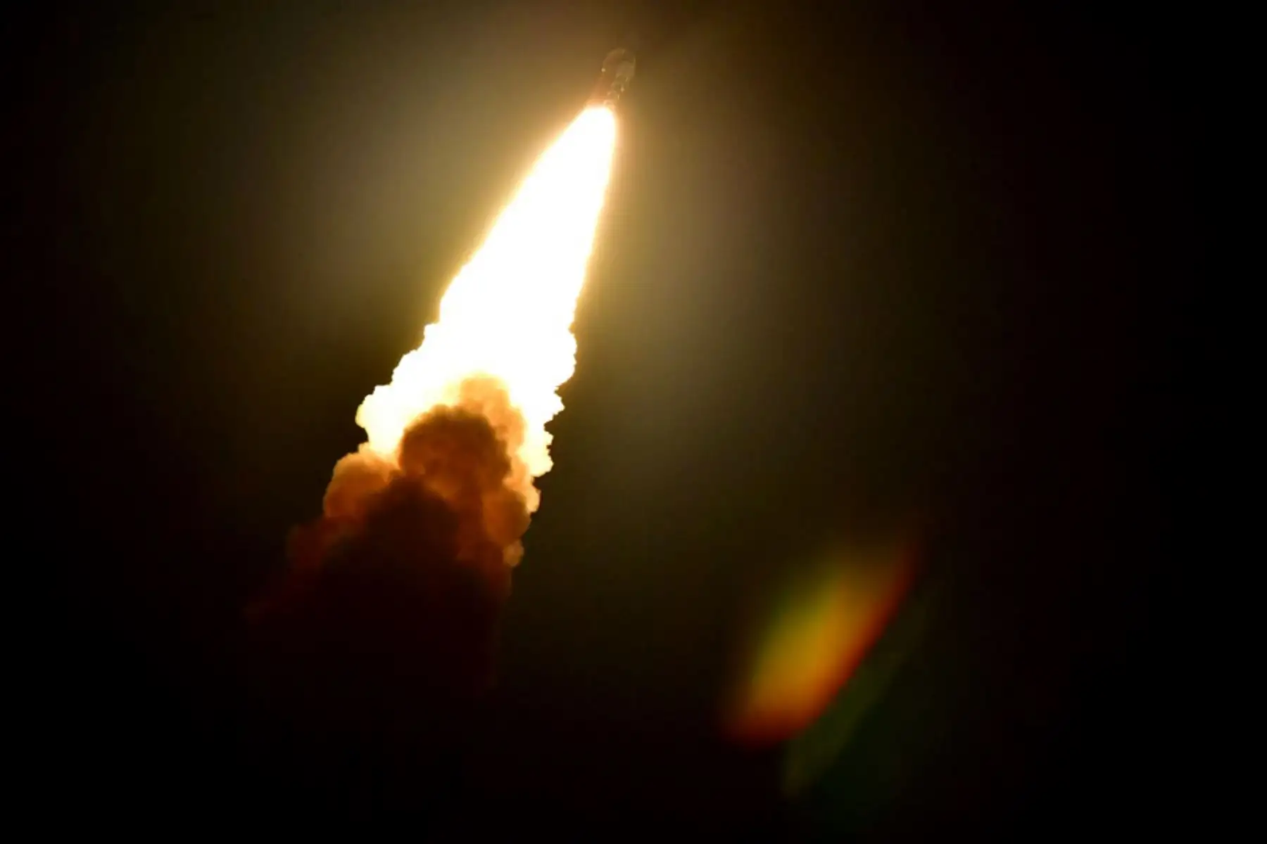 El cohete lunar no tripulado Artemis I despega de la plataforma de lanzamiento 39B en el Centro Espacial Kennedy de la NASA en Cabo Cañaveral, Florida. Foto: AFP