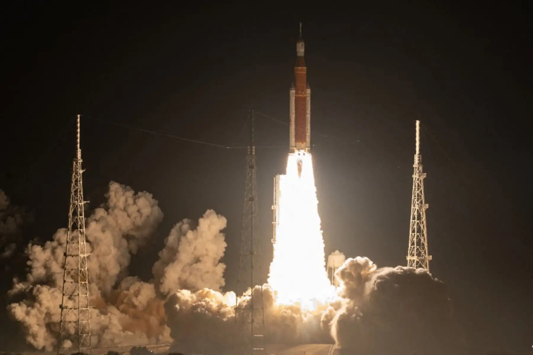 El cohete lunar no tripulado Artemis I despega de la plataforma de lanzamiento 39B en el Centro Espacial Kennedy de la NASA en Cabo Cañaveral, Florida. Foto: AFP