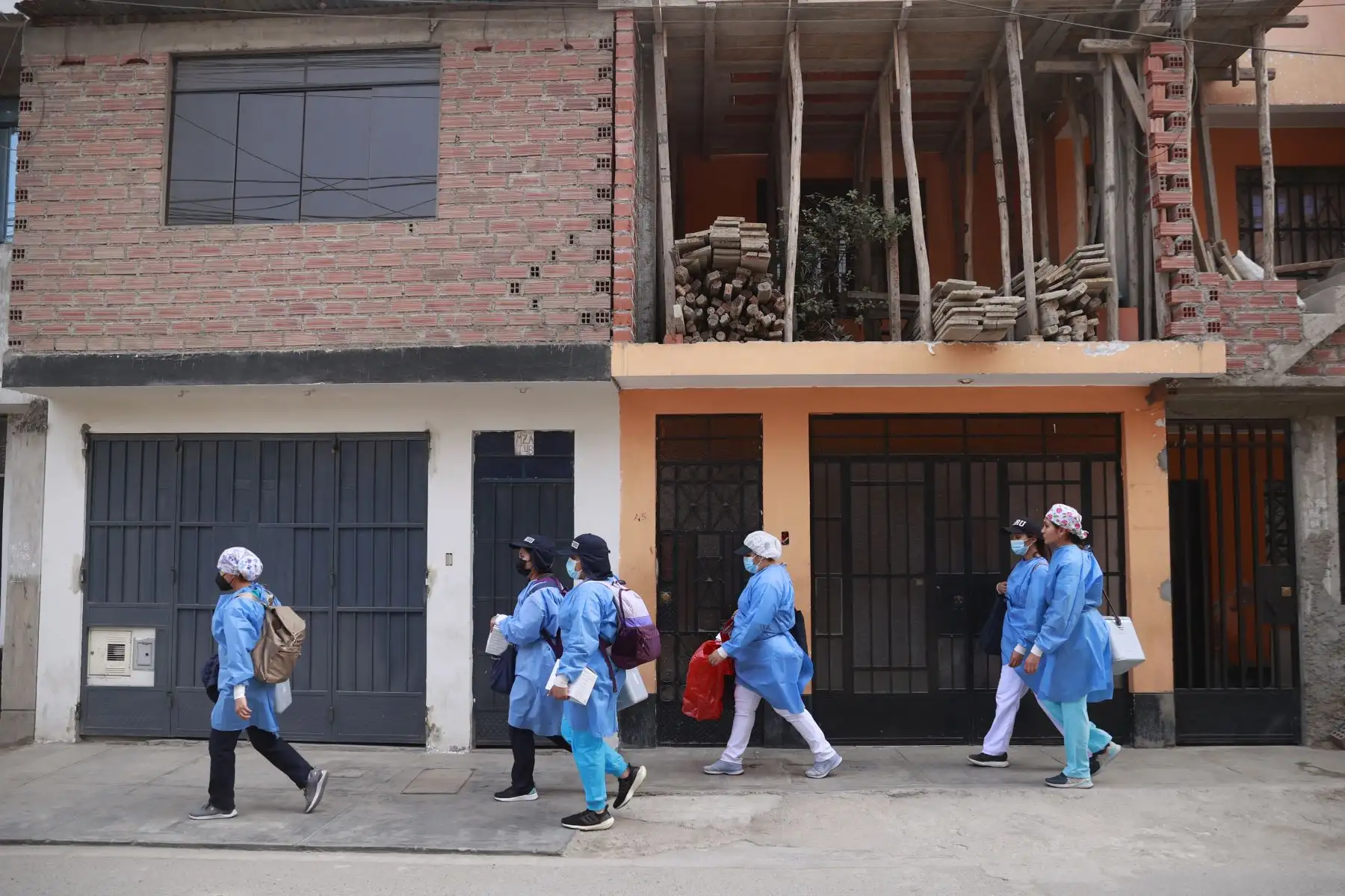 En el marco del Plan de Cierre de Brechas de Vacunación contra la covid-19, el Ministerio de Salud (Minsa), realiza una intervención de vacunación, casa por casa, en el distrito de San Juan de Lurigancho. Foto: ANDINA/Melina Mejía