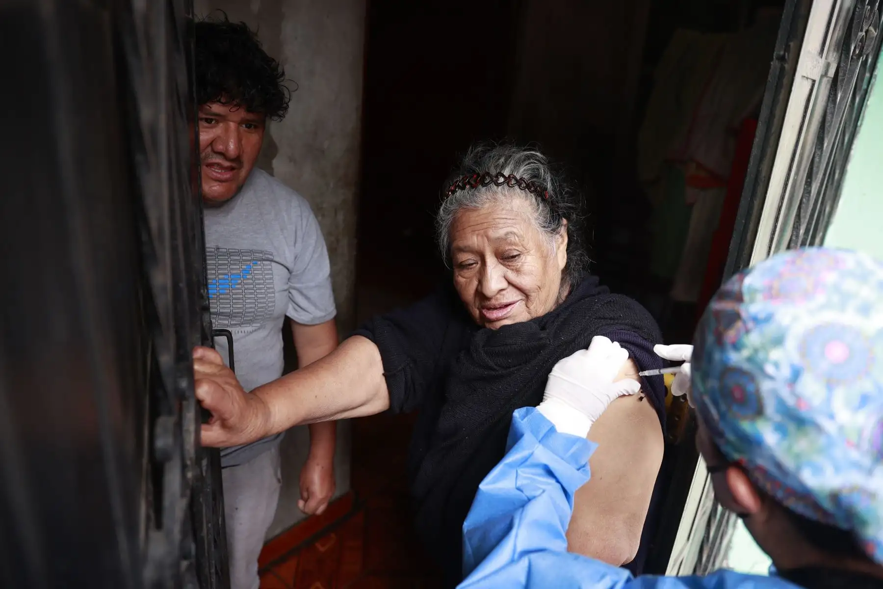 En el marco del Plan de Cierre de Brechas de Vacunación contra la covid-19, el Ministerio de Salud (Minsa), realiza una intervención de vacunación, casa por casa, en el distrito de San Juan de Lurigancho. Foto: ANDINA/Melina Mejía