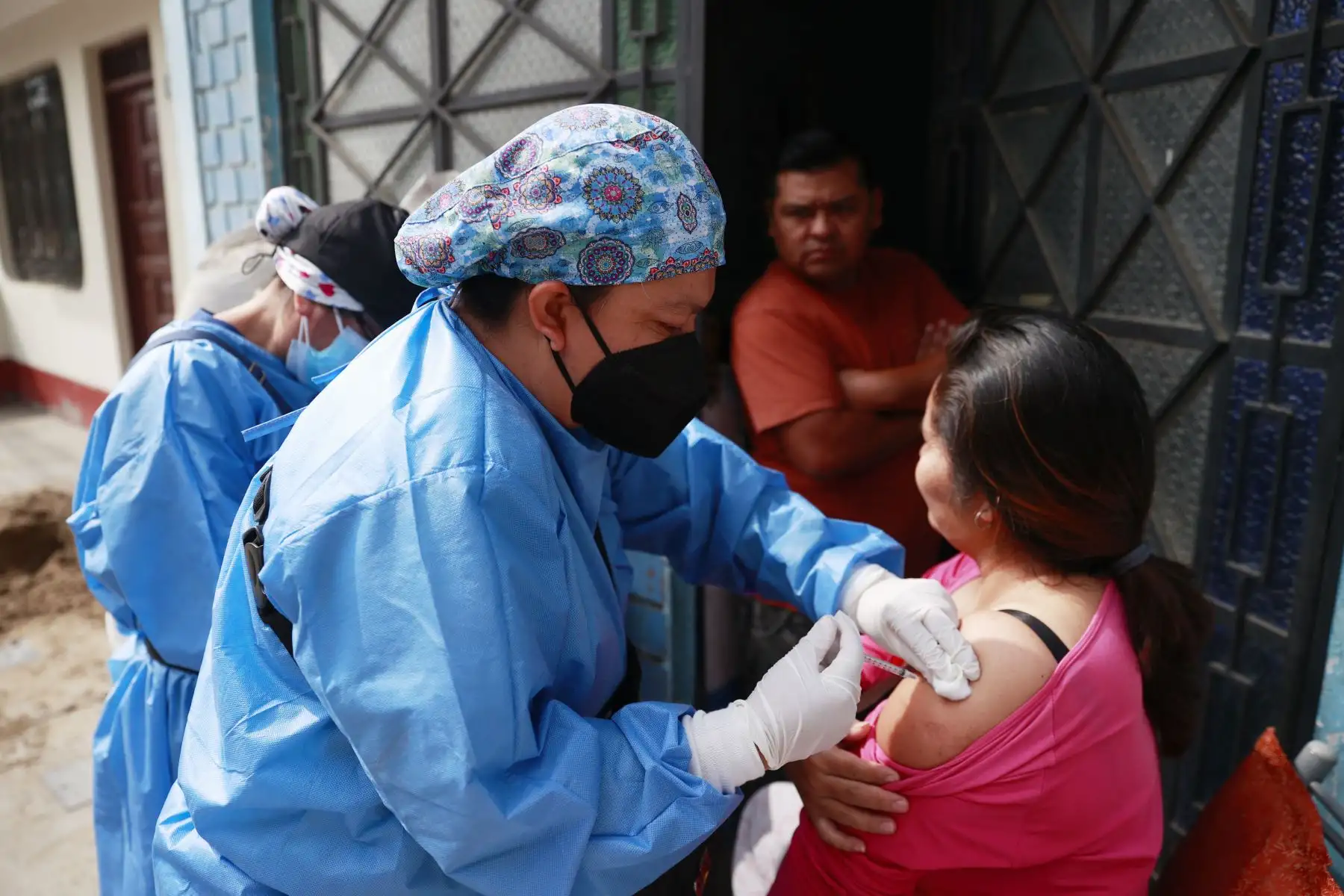 En el marco del Plan de Cierre de Brechas de Vacunación contra la covid-19, el Ministerio de Salud (Minsa), realiza una intervención de vacunación, casa por casa, en el distrito de San Juan de Lurigancho. Foto: ANDINA/Melina Mejía