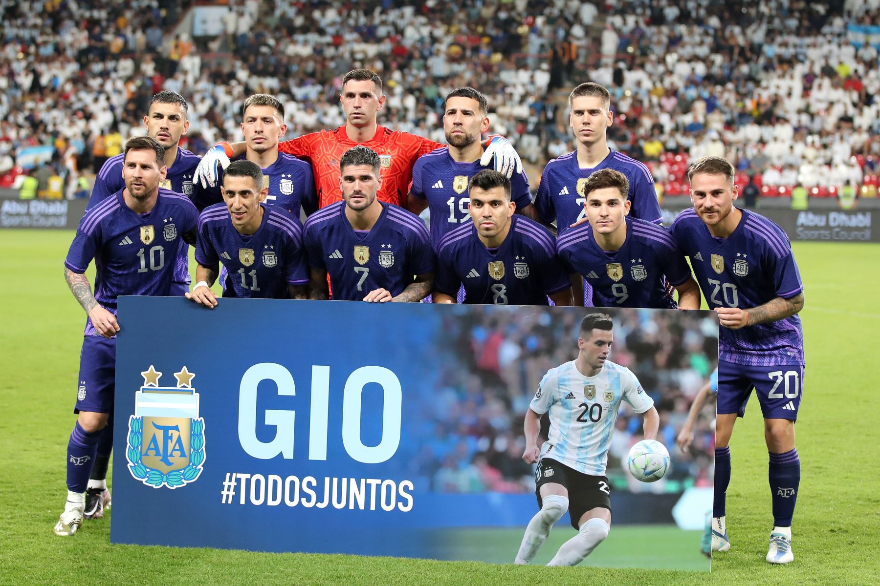 La alineación inicial de Argentina posa con un mensaje para su compañero lesionado Giovani Lo Celso antes del partido amistoso de fútbol internacional entre los Emiratos Árabes Unidos y Argentina en Abu Dhabi, Emiratos Árabes Unidos. Foto: EFE