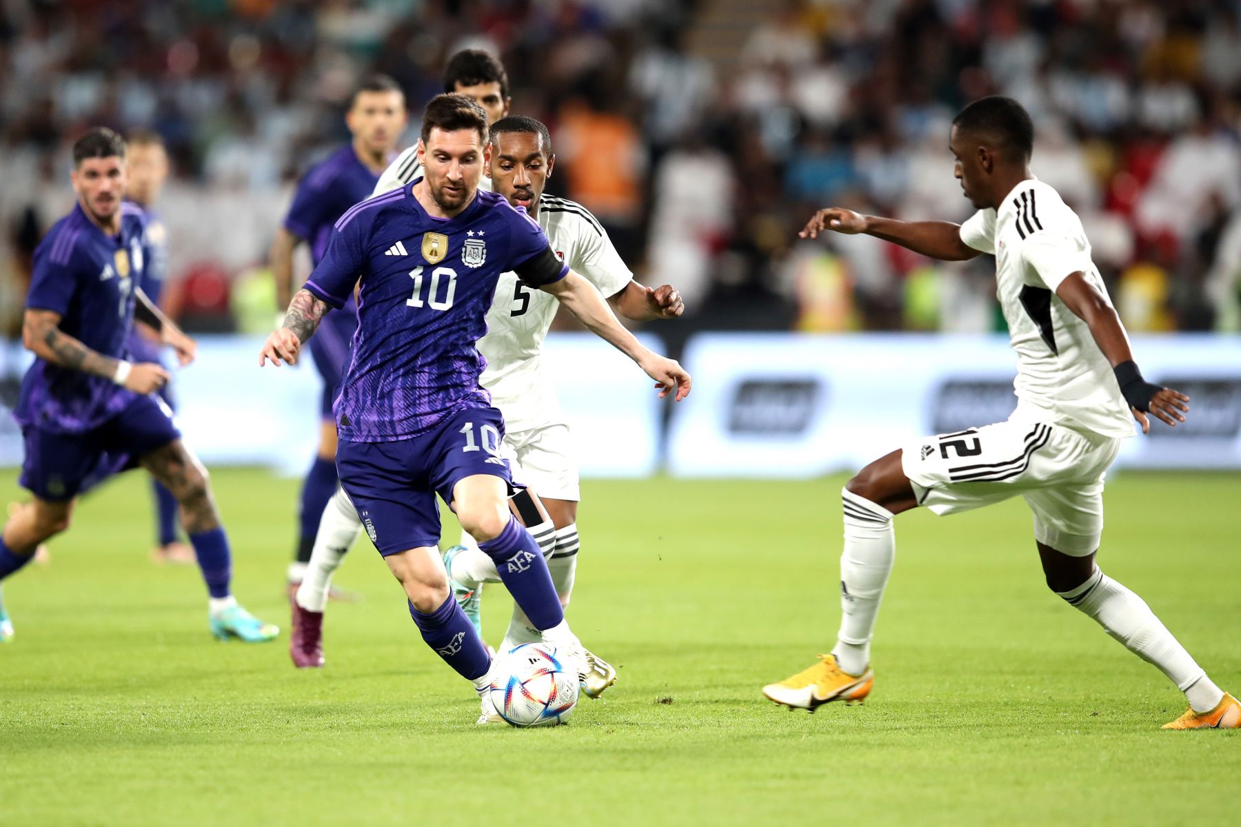 Lionel Messi en acción contra Khalifa Al Hammadi y Ali Salmin de EAU durante el amistoso internacional de fútbol entre Emiratos Árabes Unidos y Argentina en Abu Dhabi, Emiratos Árabes Unidos. Foto: EFE