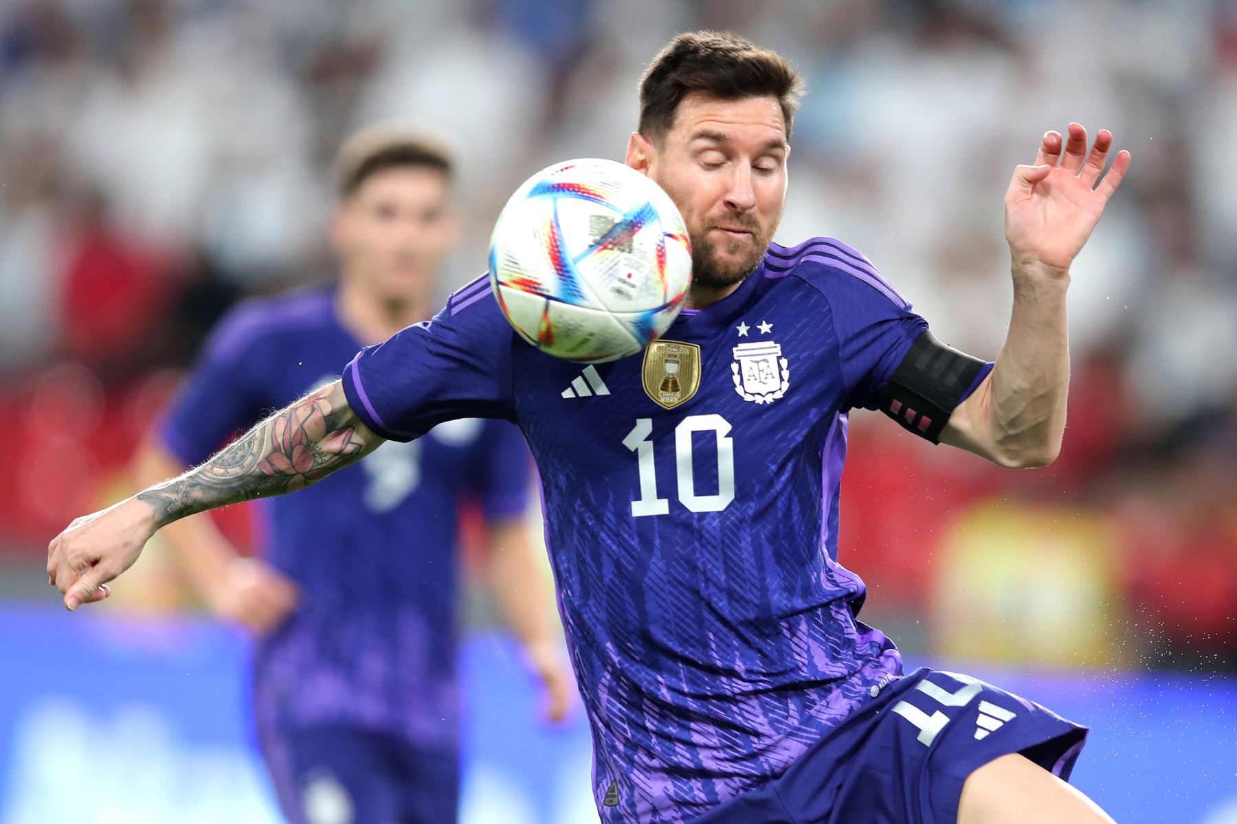 Lionel Messi en acción, durante el amistoso internacional de fútbol entre Emiratos Árabes Unidos y Argentina en Abu Dhabi, Emiratos Árabes Unidos. Foto: EFE