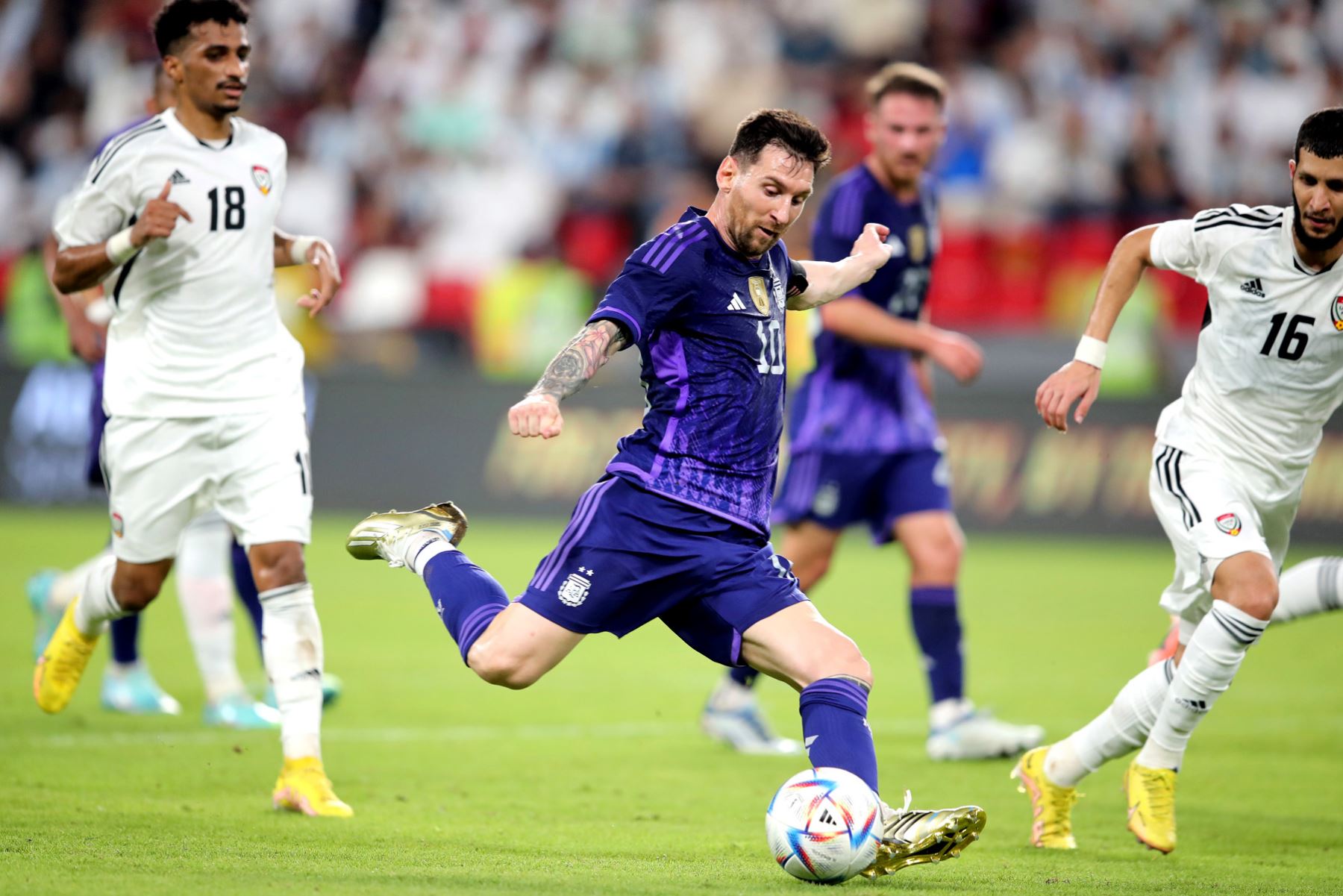 Lionel Messi en acción, durante el amistoso internacional de fútbol entre Emiratos Árabes Unidos y Argentina en Abu Dhabi, Emiratos Árabes Unidos. Foto: EFE