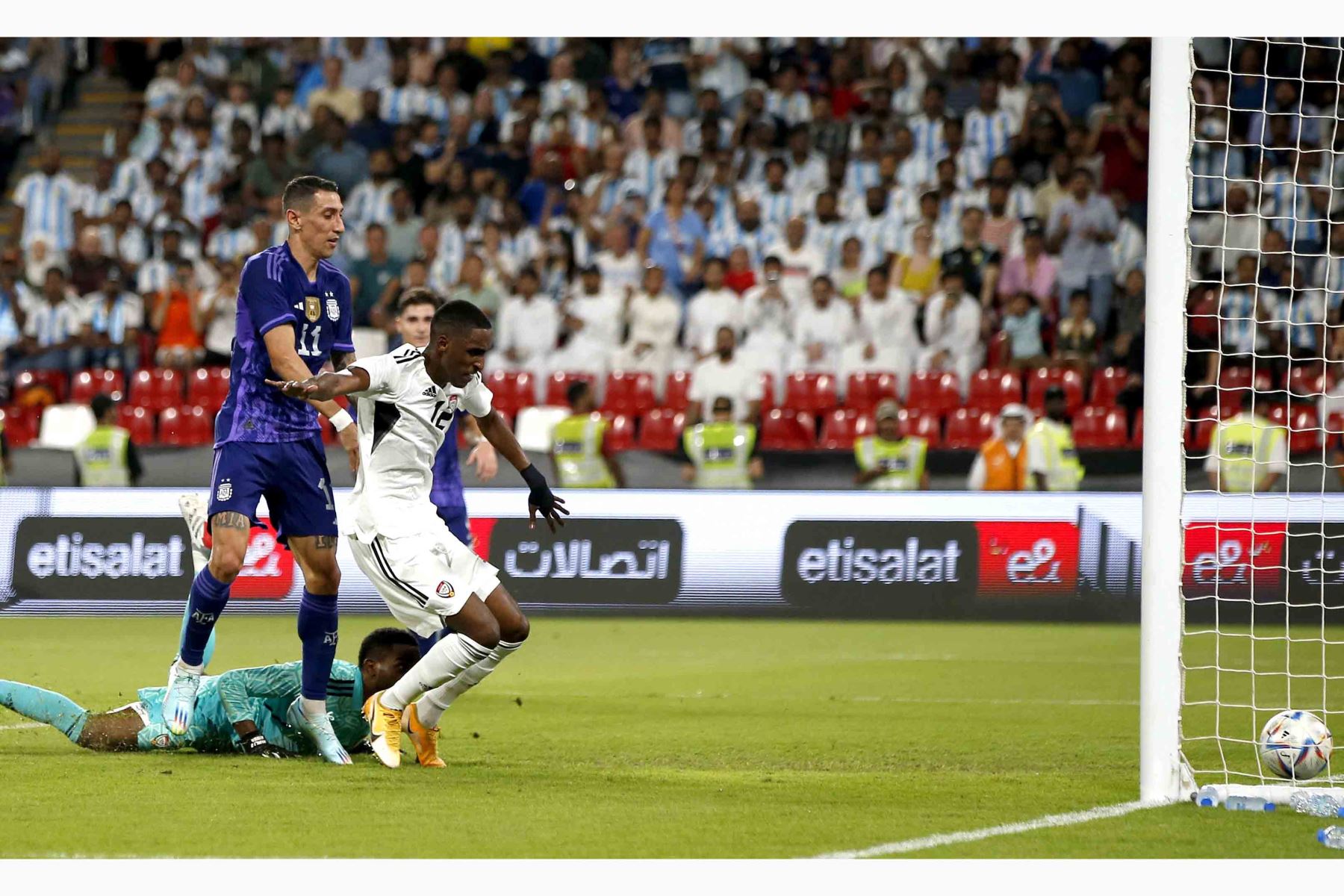 Angel di Maria de Argentina celebra tras anotar el segundo gol de su equipo durante el amistoso internacional de fútbol entre Emiratos Árabes Unidos y Argentina en Abu Dhabi, Emiratos Árabes Unidos. Foto: EFE