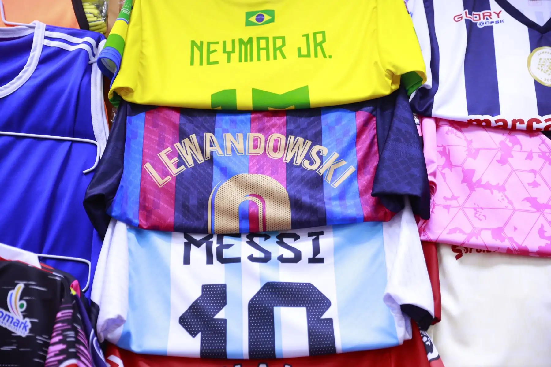 Venta de camisetas de las selecciones de los países que se disputarán la copa en el Mundial de Qatar. Foto: ANDINA/Melina Mejía