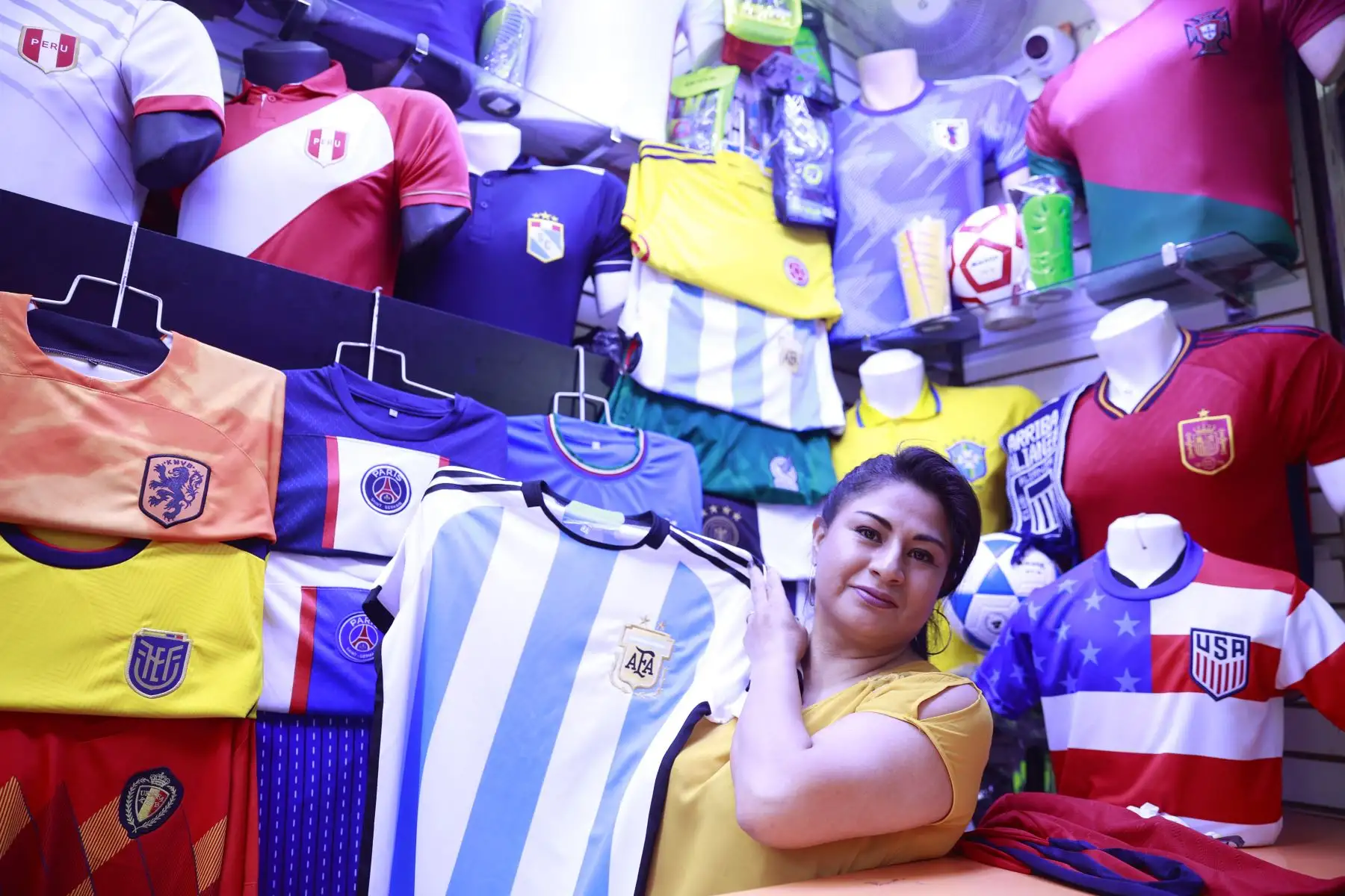 Venta de camisetas de las selecciones de los países que se disputarán la copa en el Mundial de Qatar. Foto: ANDINA/Melina Mejía