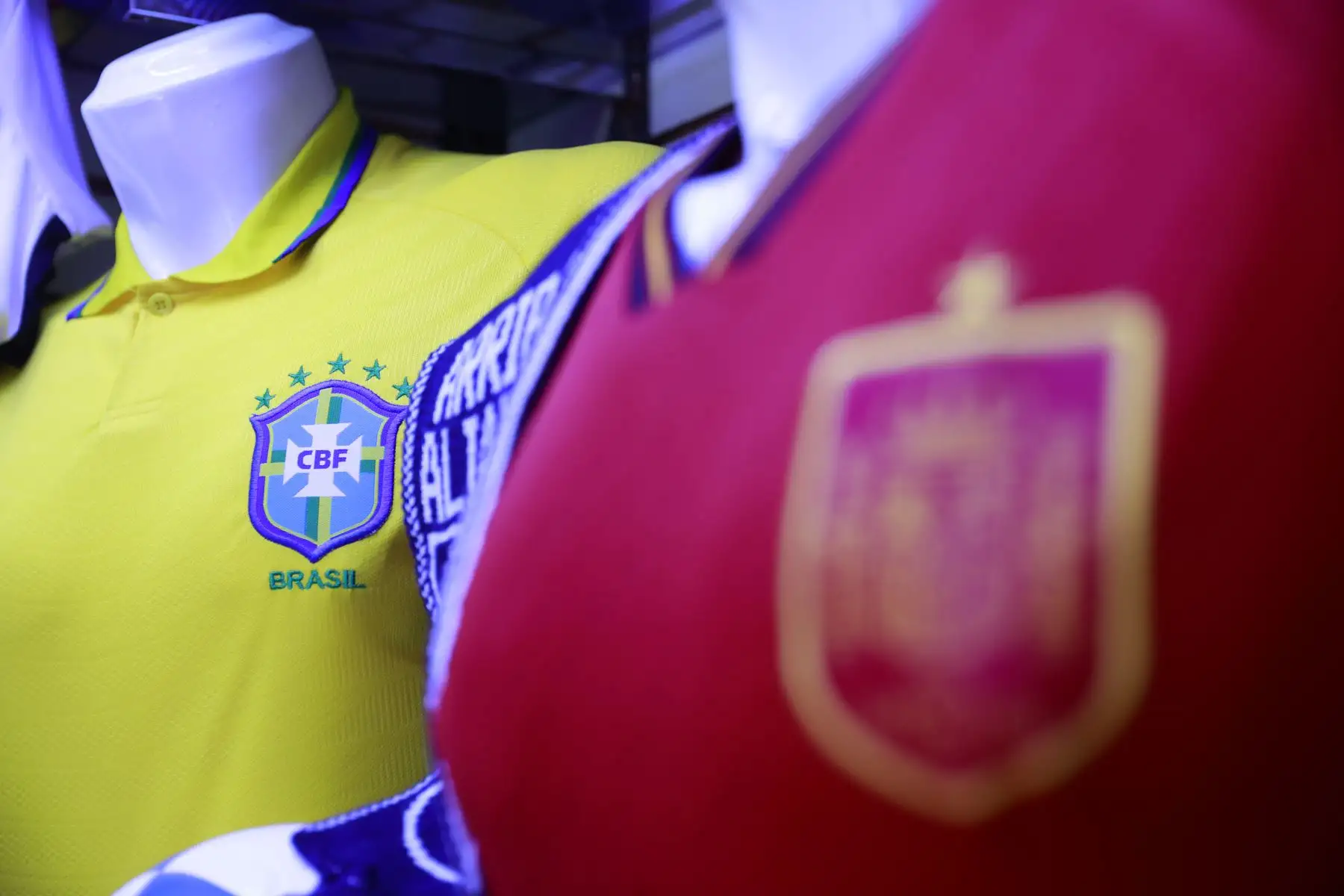 Venta de camisetas de las selecciones de los países que se disputarán la copa en el Mundial de Qatar. Foto: ANDINA/Melina Mejía